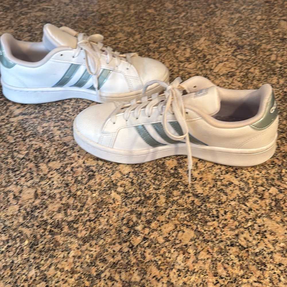 Adidas White sneakers with cloudfoam comfort